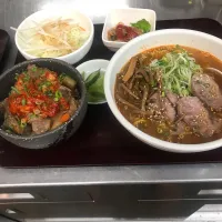 牛煮込みキムチ丼と辛みそラーメン|なべちゃんさん