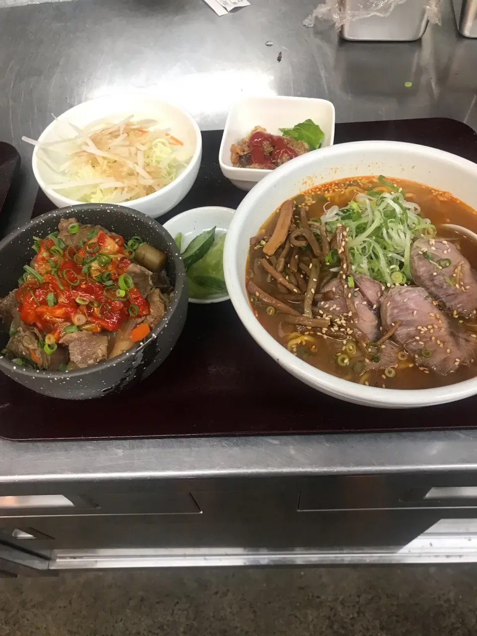 Snapdishの料理写真:牛煮込みキムチ丼と辛みそラーメン|なべちゃんさん