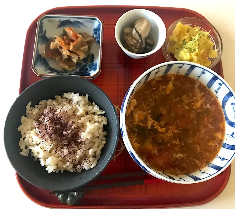 酸辣湯麺、牡蠣のオイル漬け、自家製搾菜、さつまいものサラダ🍠|Sachiko  Omiyaさん