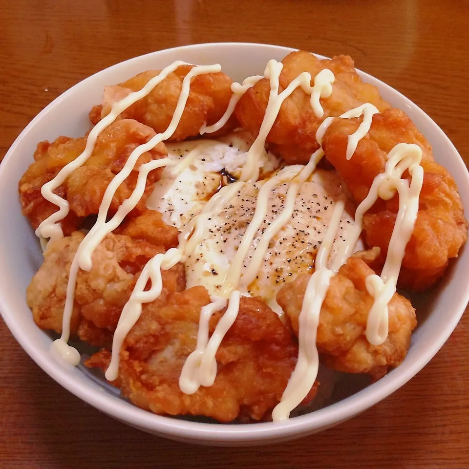 唐揚げ目玉焼き丼|まぁたんさん