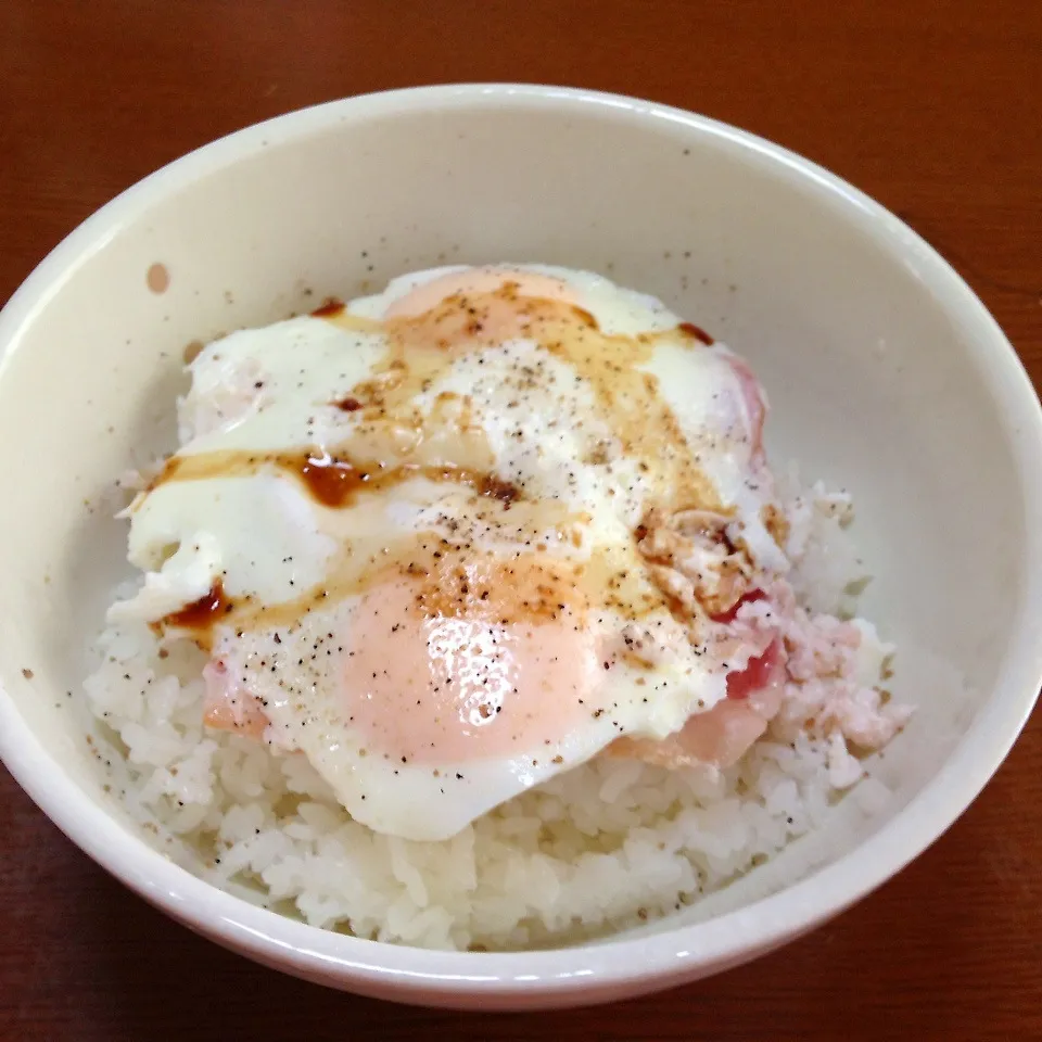 Snapdishの料理写真:ベーコンエッグ丼|まぁたんさん