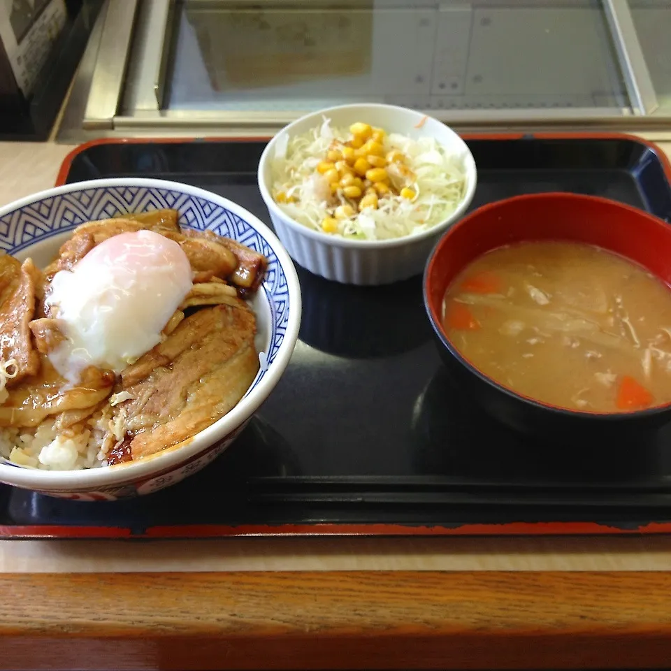 吉野家の豚丼ｏｎ温玉＆豚汁サラダセット|まぁたんさん