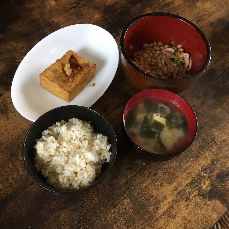 2018/11/27の朝食
 #朝食  #玄米入りご飯    #厚揚げ焼き #桜えびと小松菜入り納豆 #厚揚げとワカメの味噌汁|Shirokoさん