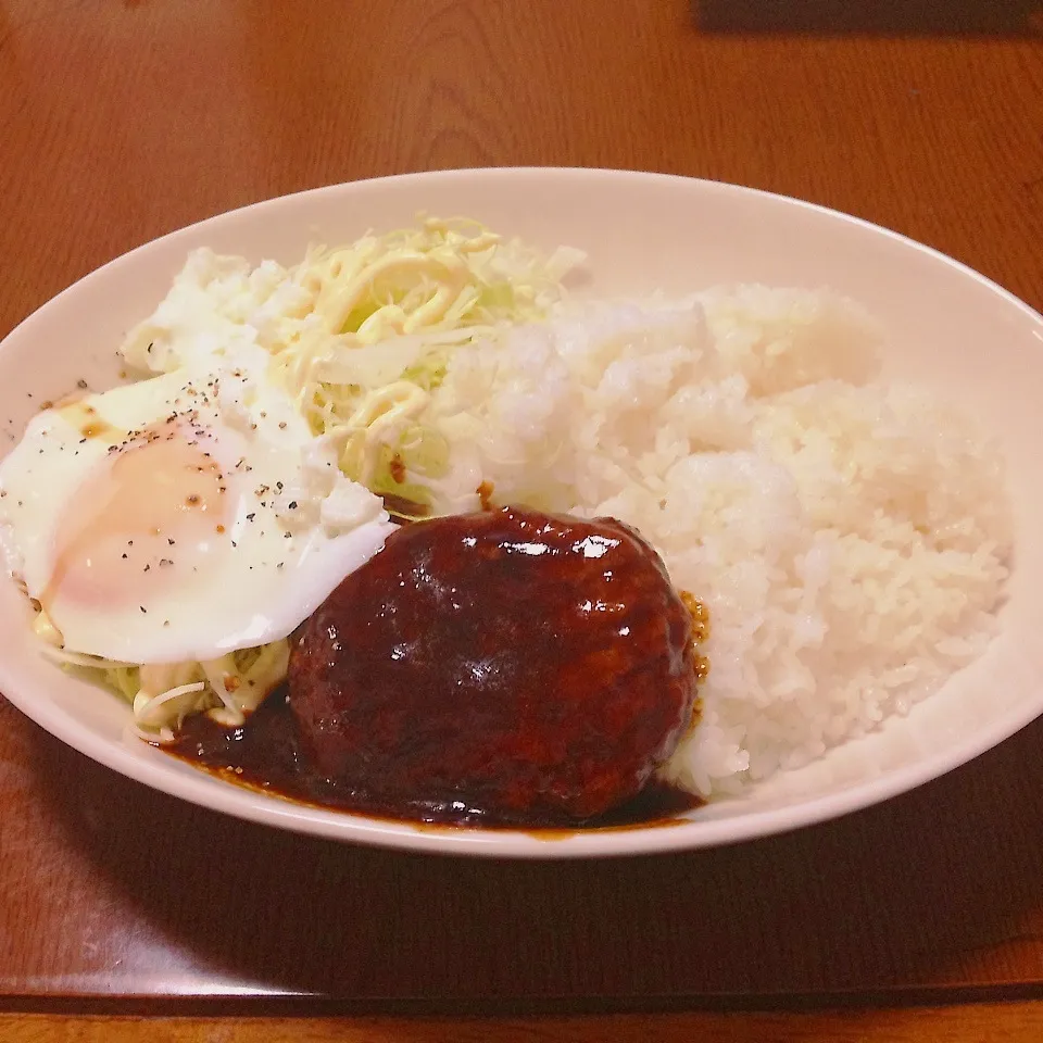 ハンバーグ＆目玉焼きのせご飯|まぁたんさん