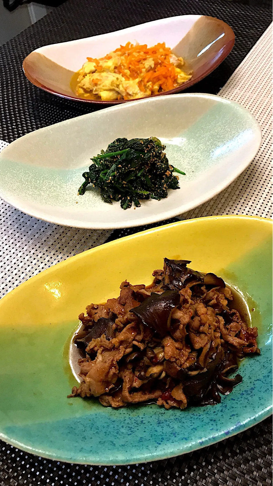 今日の聖水沐浴のお友達三種🍄黒舞茸と豚肉のかんずり醤油炒め🥬ほうれん草の胡麻和え🥕人参しりしりの卵炒めどす🍀|にゃあ（芸名）さん