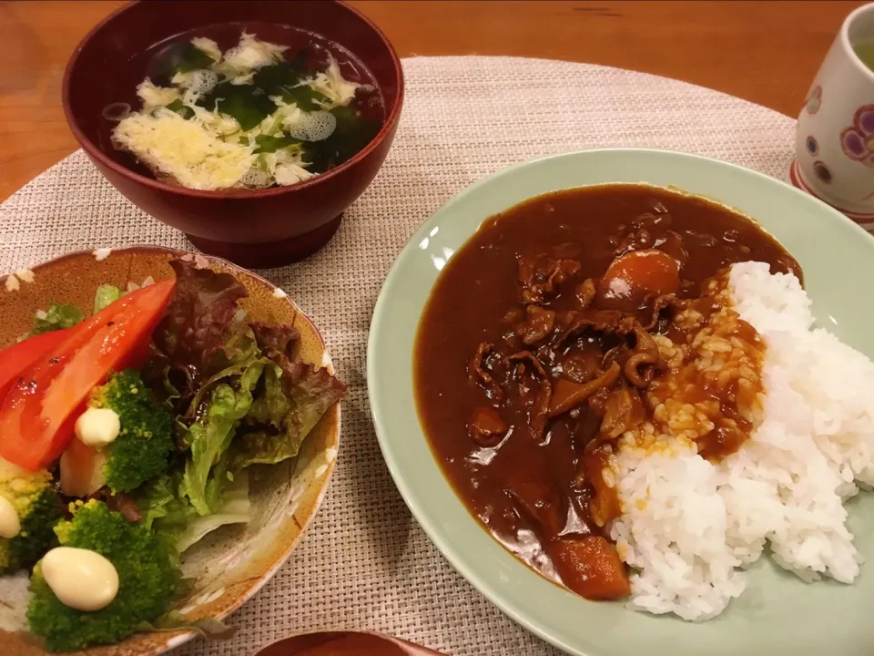 Snapdishの料理写真:18/11/29 夕飯♪ ハヤシライス 卵とワカメのスープ サラダ|ikukoさん