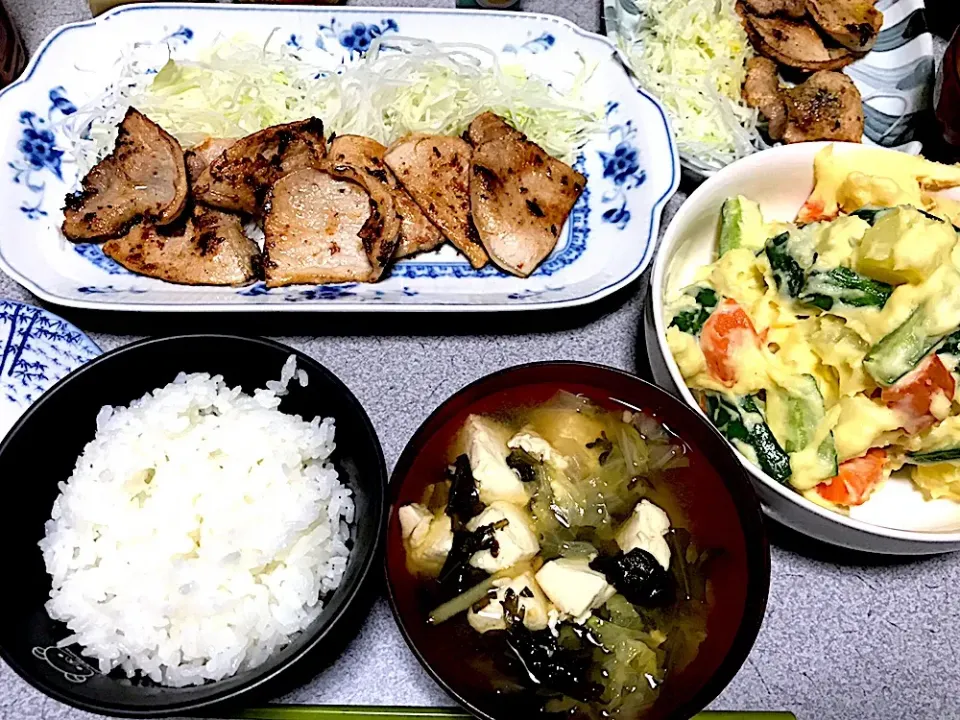 Snapdishの料理写真:じゃがいもがお腹の中で膨らむパターンのやつで #夕飯  白米、豚塩生姜焼き、生姜春菊白菜豆腐味噌汁、野菜たっぷりポテサラ、キャベツ大根サラダ|ms903さん