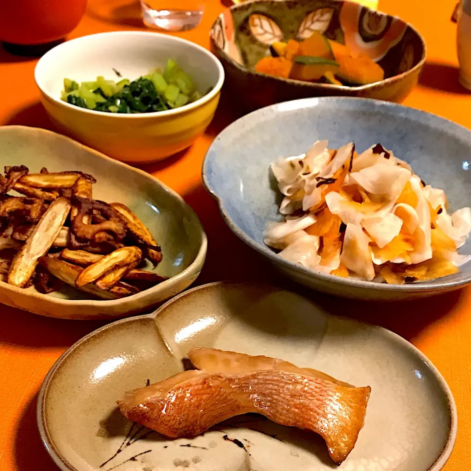 赤魚のみりん漬け、かぼちゃの煮物、かぶの葉のポン酢和え、れんこんとごぼうの素揚げ、柿とかぶの塩昆布和え、みそ汁
 #旦那ごはん|ゼニコさん