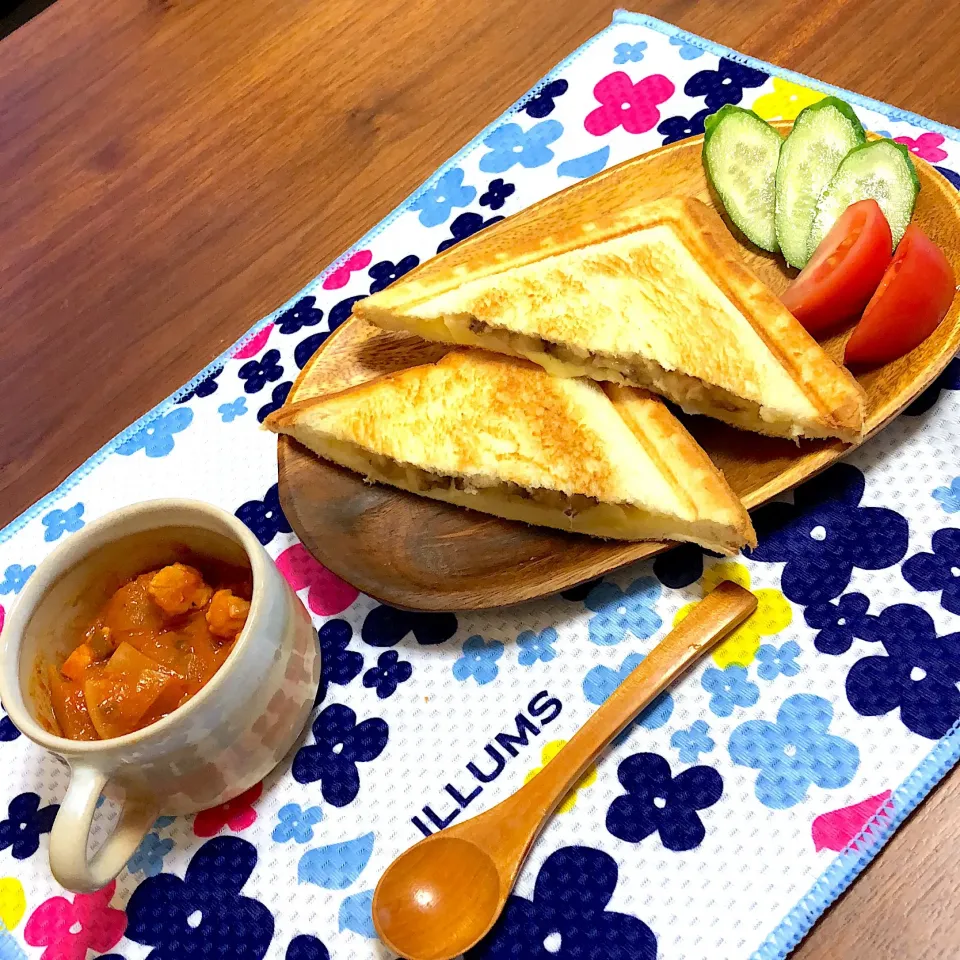 Snapdishの料理写真:朝ごはん  りんごバナナチーズホットサンド|aiharuさん