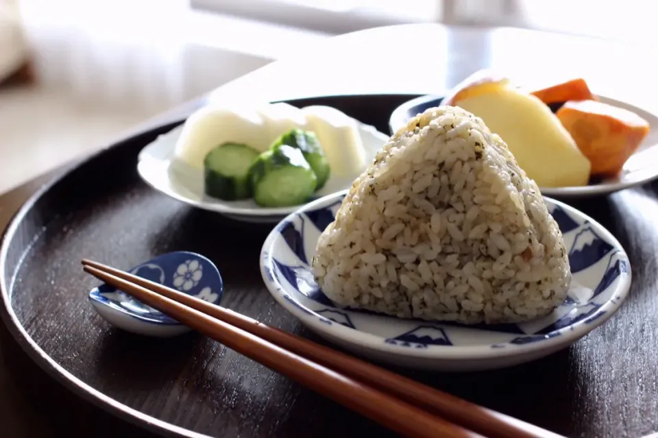 Snapdishの料理写真:今日の朝ごはんは、お茶の葉ごはんでおにぎり|sono.kさん