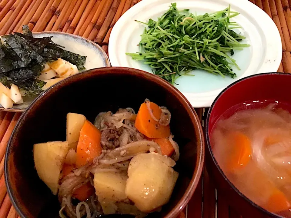 Snapdishの料理写真:きのうの夜ごはん#肉じゃが#にんじんと玉ねぎの味噌汁#豆苗の塩炒め#さつまいもとりんごの甘露煮#長芋と海苔のサラダ|chachaさん