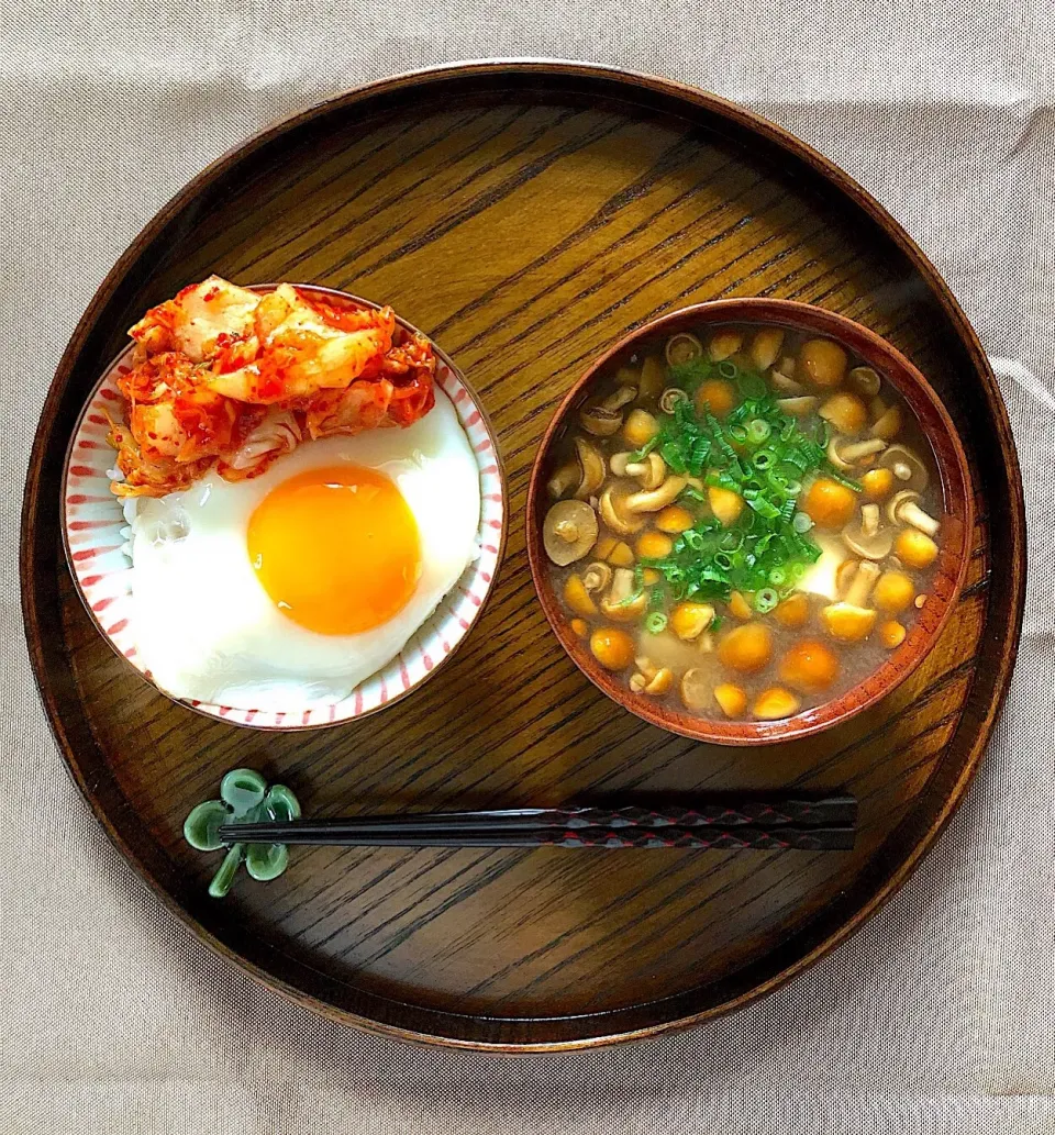 朝ごはんを食べよう🥞目玉焼き乗せご飯となめこのお味噌汁🍚|あしゃぱんさん