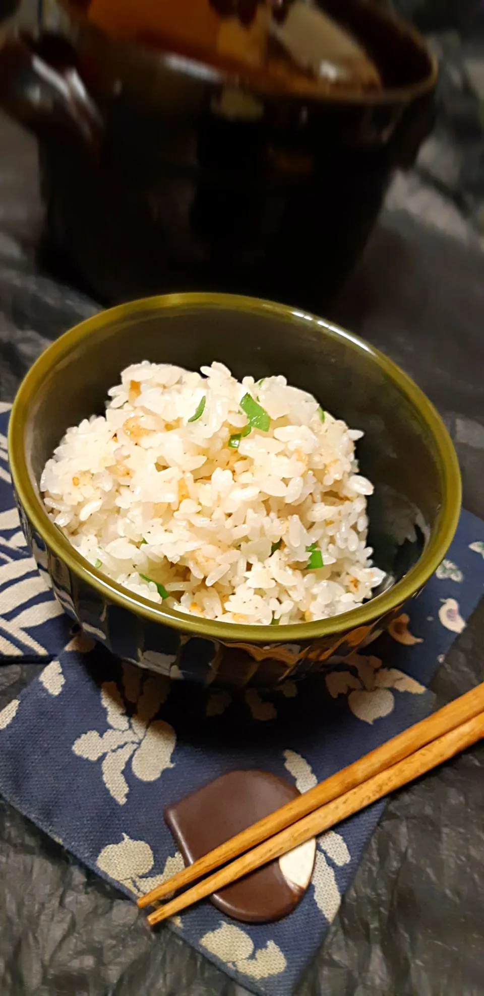 大根の白だし炊き込み揚げ玉ねぎ混ぜご飯

大根の白だし炊き込みご飯に

揚げ玉とねぎを混ぜ込んだ

ヘルシーで上品なお味のご飯が

出来上がりました(*>∀<)ﾉ♪|めるぼさん