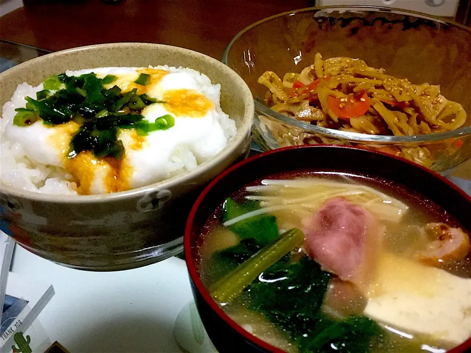 Snapdishの料理写真:昨日の晩御飯
#ふんわりメレンゲみたいな #とろろごはん #きんぴら蓮根 #冷蔵庫の余り物とたっぷり木綿豆腐のコンソメスープ|AyuChさん