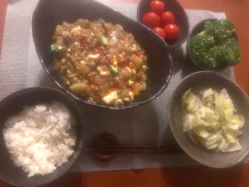 Snapdishの料理写真:Today’s Dinner🍴胡麻だれﾌﾞﾛｯｺﾘｰ･ﾐﾆﾄﾏﾄ･お野菜たっぷり麻婆豆腐･ｷｬﾍﾞﾂと浅蜊の中華風ｽｰﾌﾟ･もち麦飯|🌈Ami🍻さん