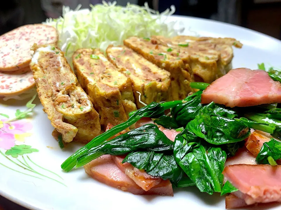 イベリコ豚の卵焼き🐖🍳
ほうれん草とベーコンのソテー🥓
千切りキャベツ
チーズサラミ🧀|yumyum😋さん