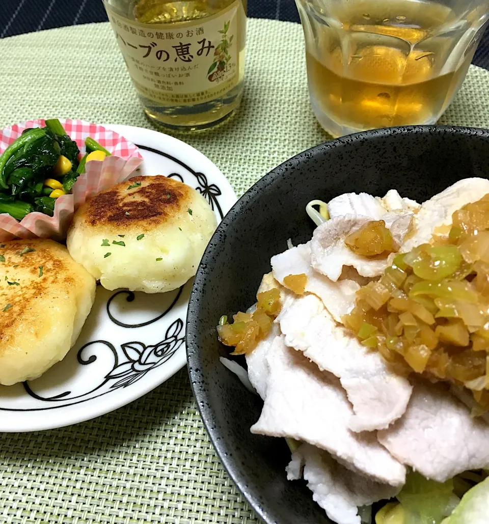 Snapdishの料理写真:・豚肉ともやしの柚子胡椒かけ
・いももちチーズ
・ほうれん草とコーンのソテー
ハーブの恵みティー割りとともに☆|ちぐあささん