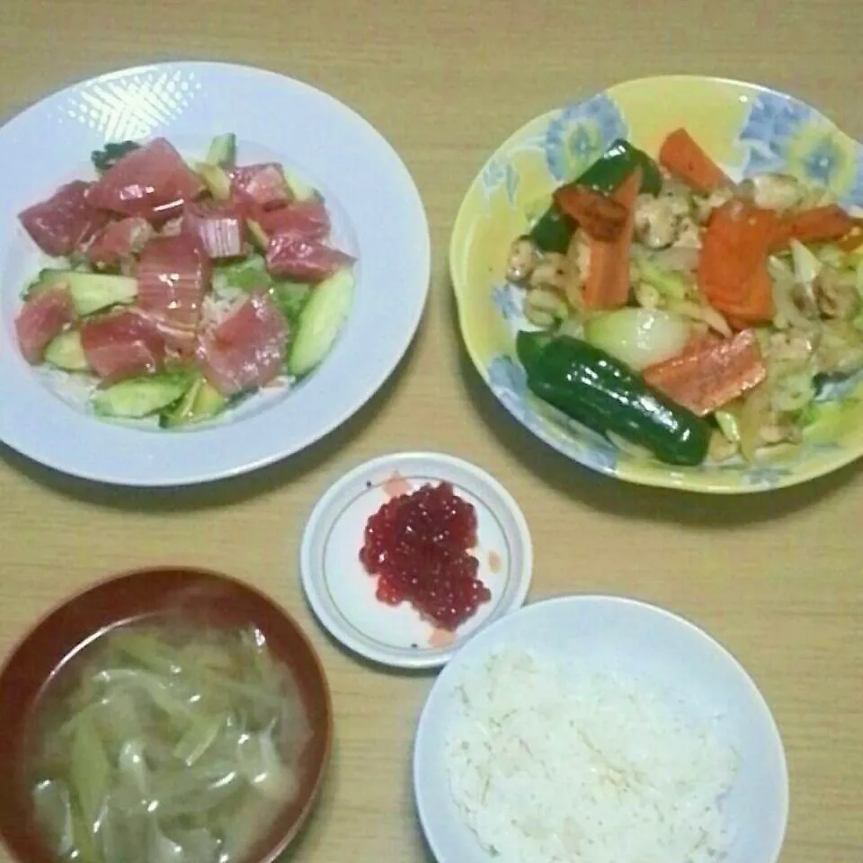 Snapdishの料理写真:マグロと野菜のサラダ|やこめし亭さん