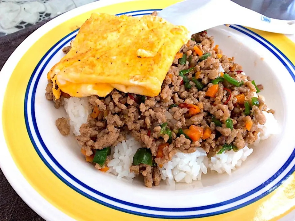 タイ🇹🇭料理😋
ガパオライスにカイチャーオ乗っけた（笑）|アライさんさん