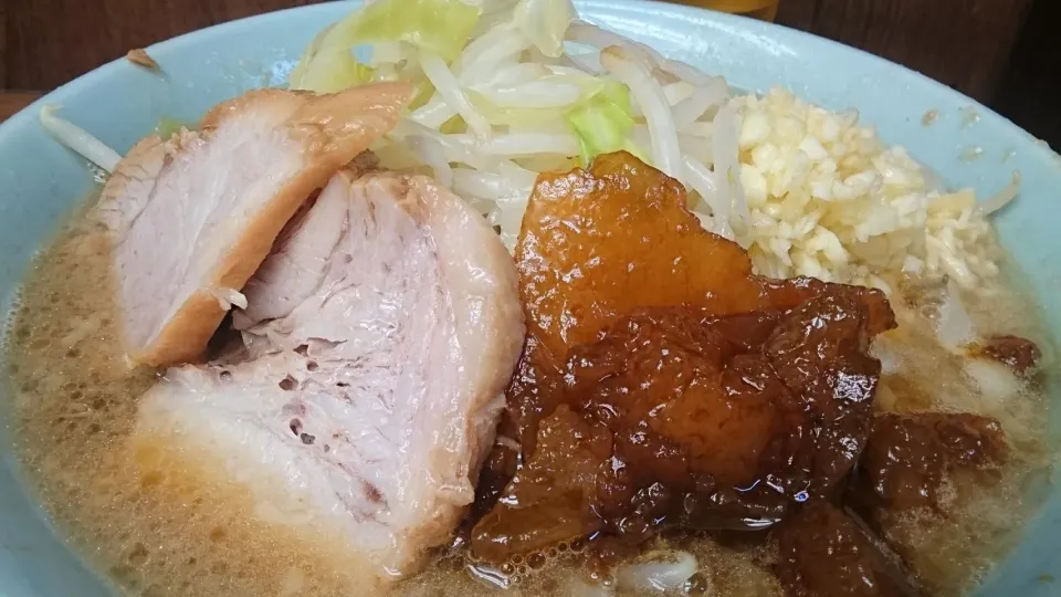 Snapdishの料理写真:二郎 池袋東口店 の ラーメン(麺少なめ、固め)＋ニンニクマシ＋アブラマシマシ ＠池袋18176|大脇さん