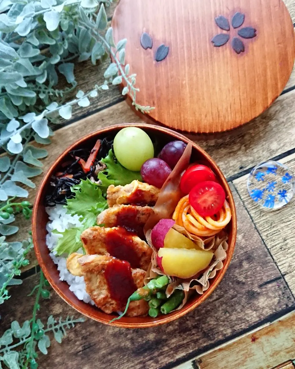 娘弁当☺️  豚肉のピカタ  ナポリタン  さつまいものレモン煮  いんげんのごま和え|e  satoさん