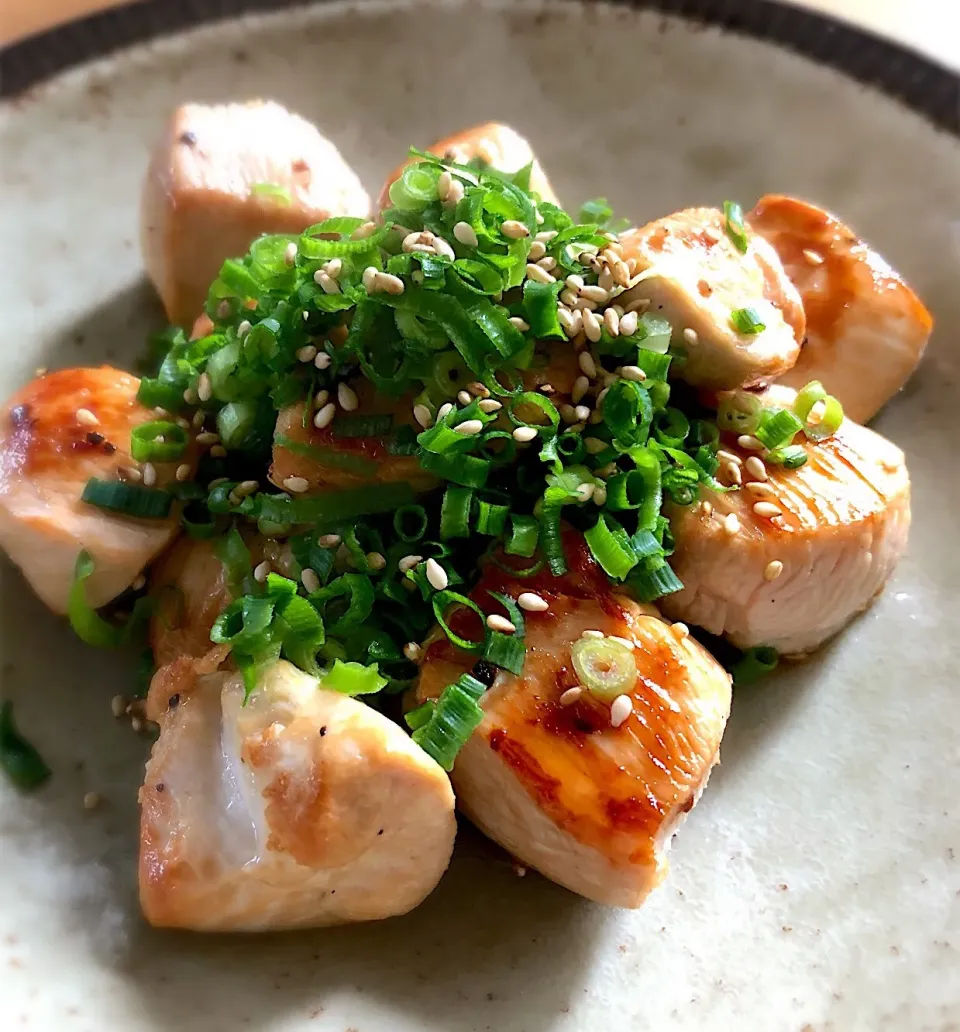 朝ごはんを食べよう👏ごま油香る鶏むね肉のネギ塩焼き🐓|あしゃぱんさん