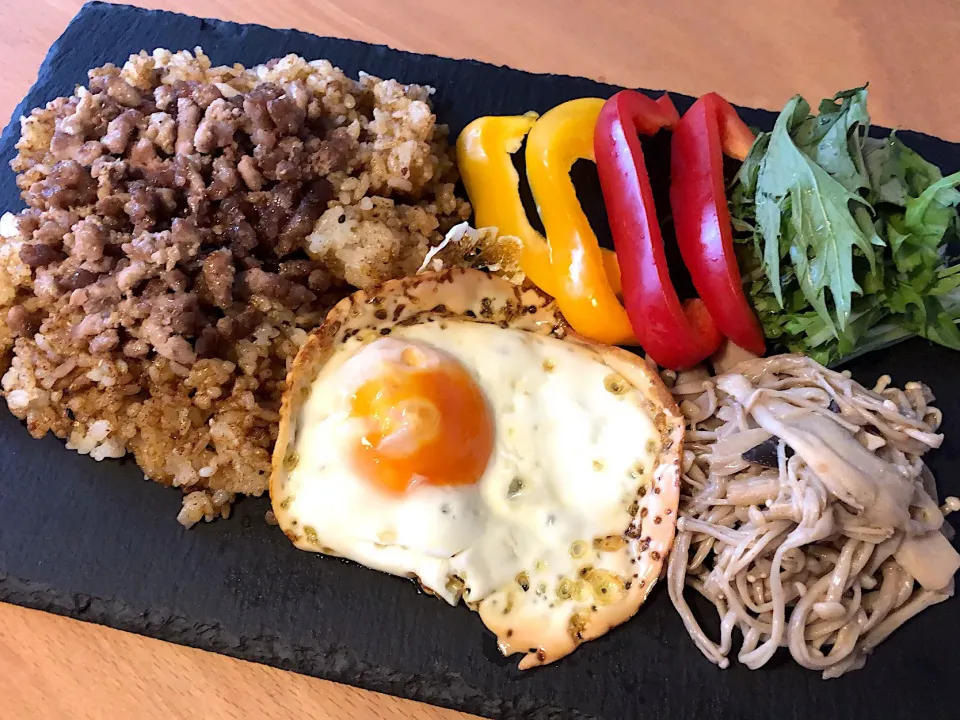 カフェ風ブランチプレート #豚ひき肉のドライカレー、パプリカ、水菜、キノコのソテー、目玉焼き|角康広さん