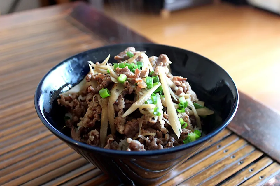 牛ごぼう（牛肉とごぼうの甘辛煮）丼|よっすぃさん