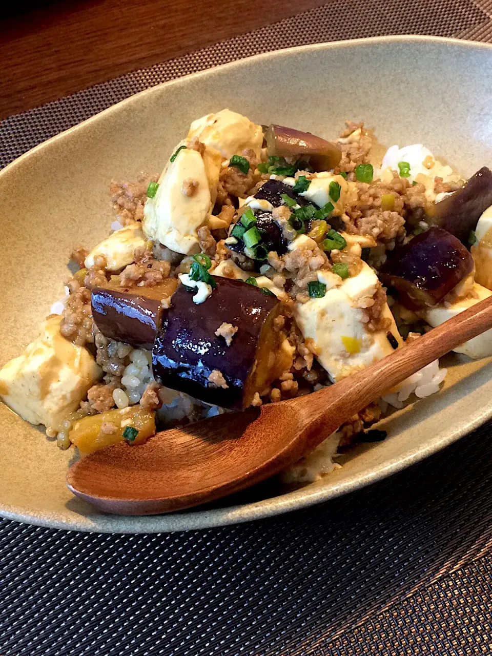 Snapdishの料理写真:麻婆茄子豆腐丼|モスグリーンさん