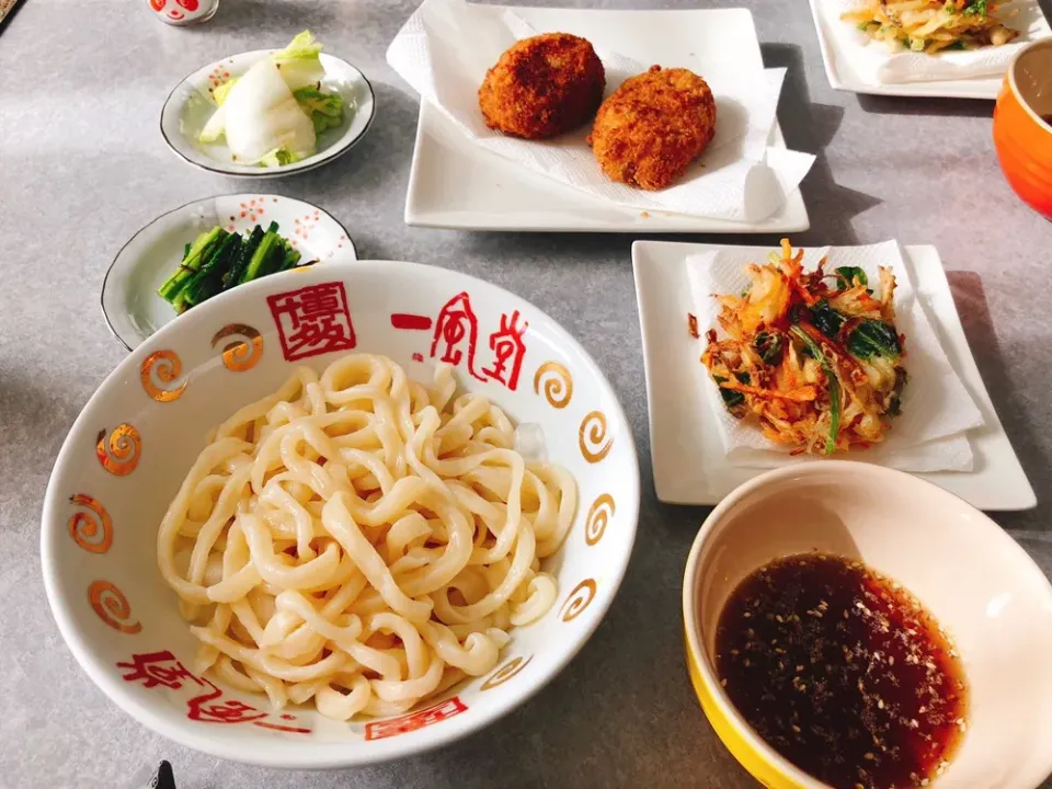 ホームベーカリーでうどん
壬生菜のかき揚げ
コロッケ
白菜の浅漬けゆず風味
壬生菜のピリ辛漬け
 #昼ごはん|haacomさん