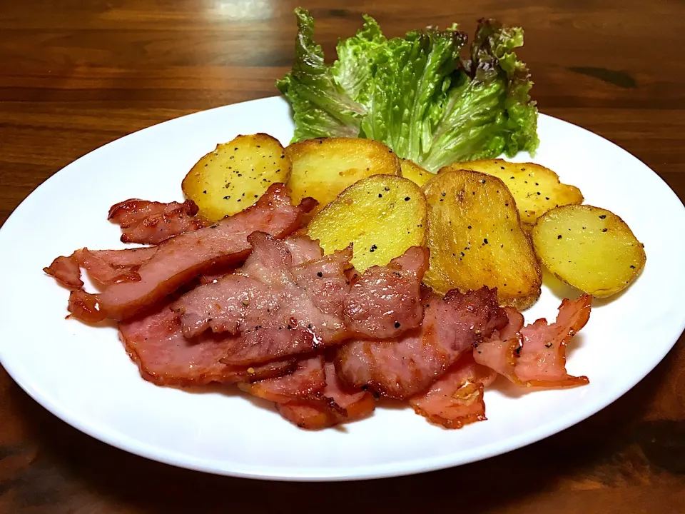 Snapdishの料理写真:ベーコン・ポテトの平焼き盛り🥓🥔🌿|ぱぴこ家さん