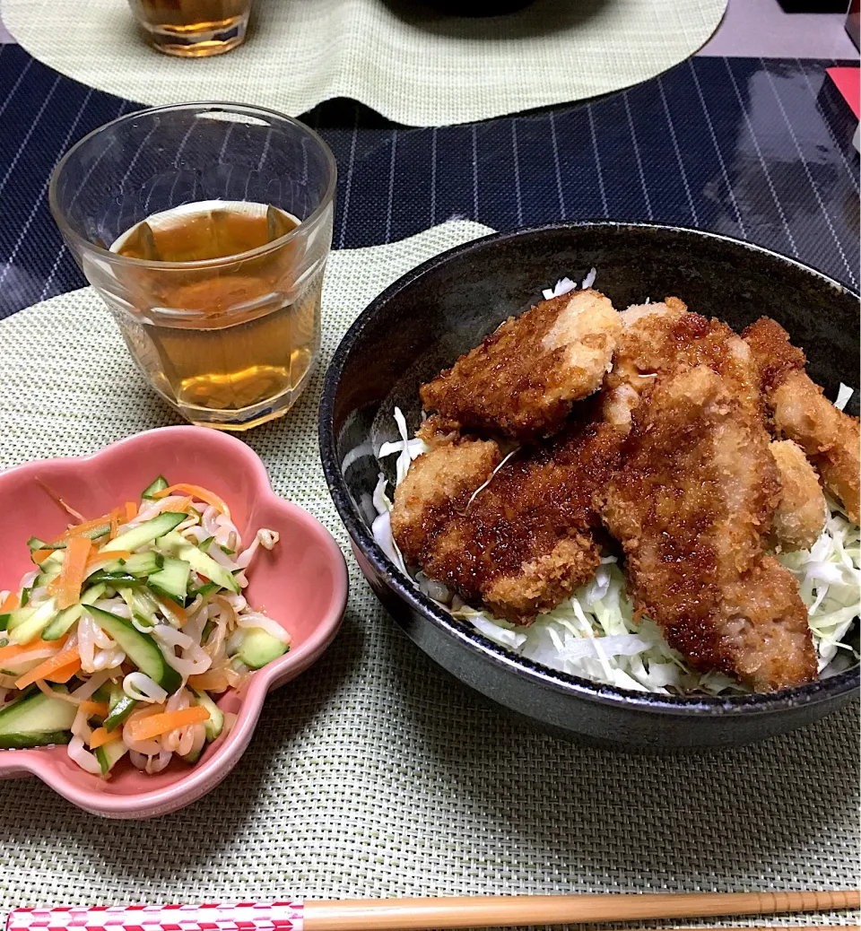 ・豚ヒレのソースカツ丼(卵不要衣、揚げ焼き) ・きゅうりともやしの中華サラダ|ちぐあささん