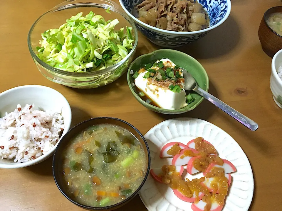 12/1の晩ごはん(´>∀<｀)ゝ)) 蒟蒻と豚バラの甘酒煮 酢漬けキャベツ 梅肉かまぼこ 温奴 雑穀米ご飯🍚           ナメコのお味噌|さくたえさん