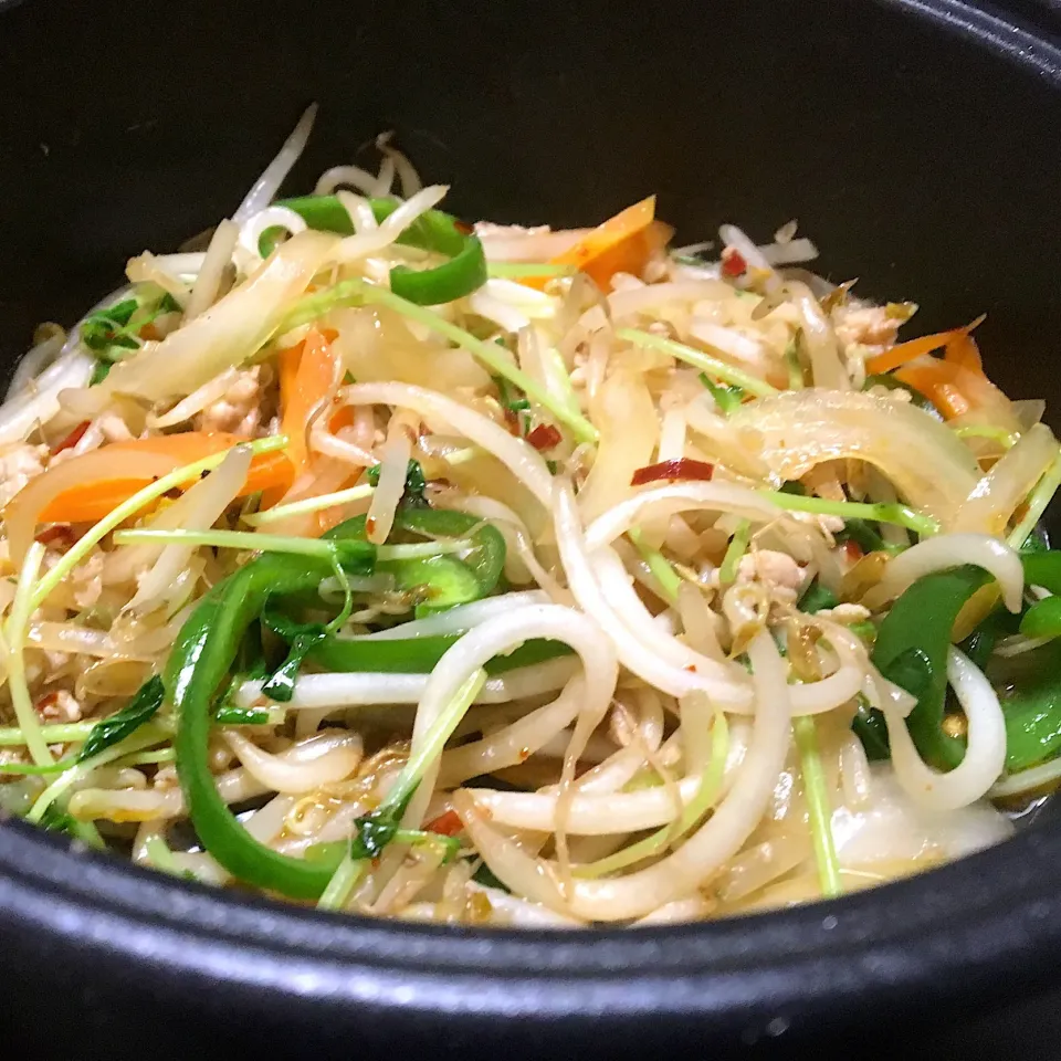 宿ぐらしの晩ごはん⭐️⭐️⭐️
ミニホットプレートで野菜炒め😄うまっ|ぽんたさん