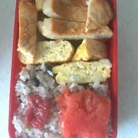 Snapdishの料理写真:にんにく味噌漬けとシラスの卵焼きお弁当♪|ぴっぴさん