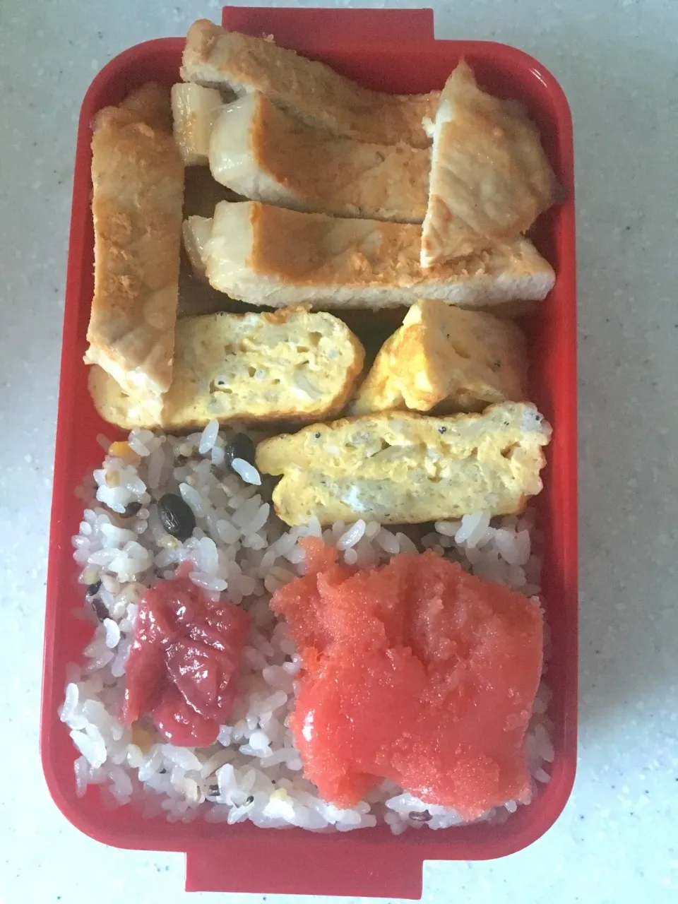 Snapdishの料理写真:にんにく味噌漬けとシラスの卵焼きお弁当♪|ぴっぴさん