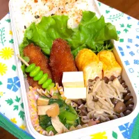 Snapdishの料理写真:12.3☆旦那弁当
ソースかつ
卵焼き
小松菜のおひたし
キノコのバター醤油
ベビーチーズ
枝豆|のん∞さん