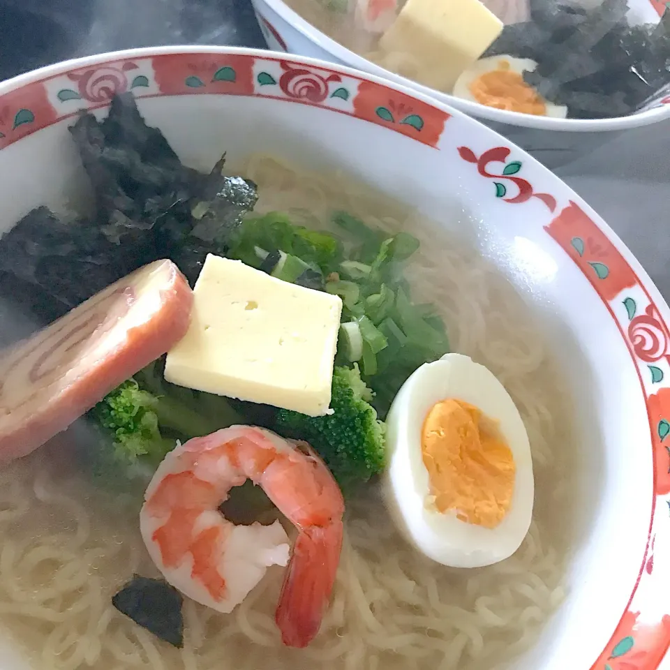 Snapdishの料理写真:洋風塩ラーメン
発酵バターとプロシュートパニーノ入り|シュトママさん