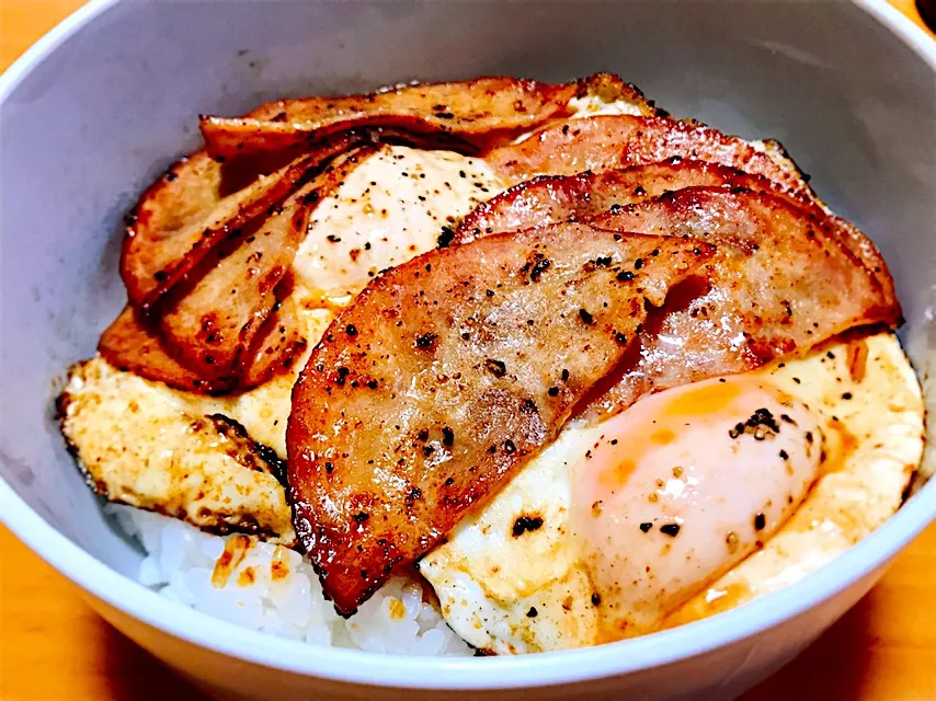 粗挽き胡椒と焦がし醤油のハムエッグ丼🥚|ジイジさん