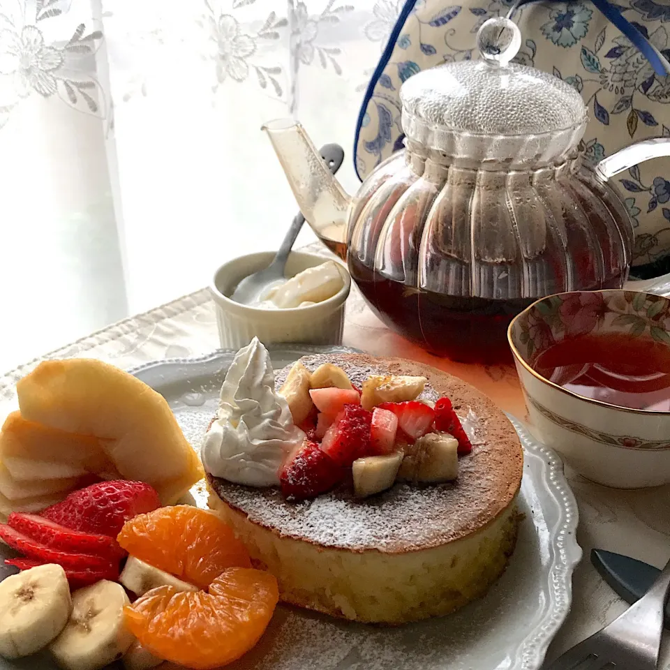 おやつに
ふわふわパンケーキ🥞
フルーツいっぱい🍓🍌🍎🍊|mokoさん