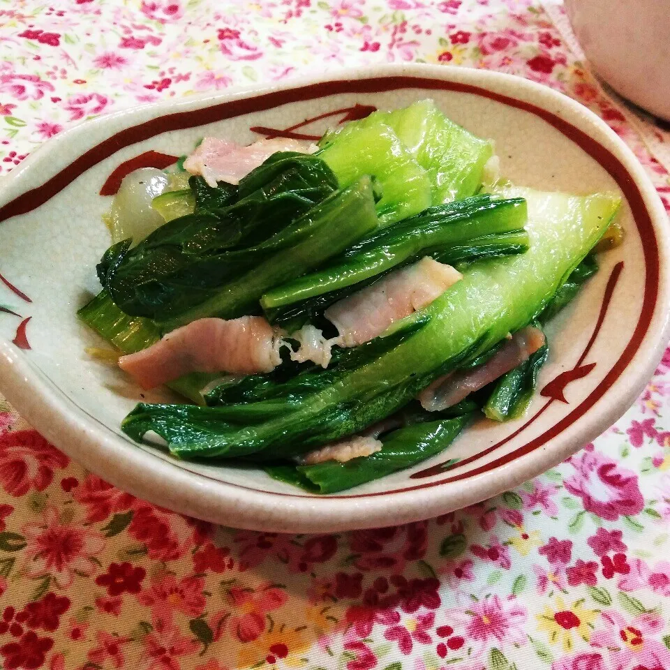 チンゲン菜とベーコンのバター炒め|チャッティーさん