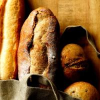 【よみもの】クリスマスの食卓に、幸せの象徴を。“焼成後冷凍パン”のクオリティに、ときめかずにいられない♡