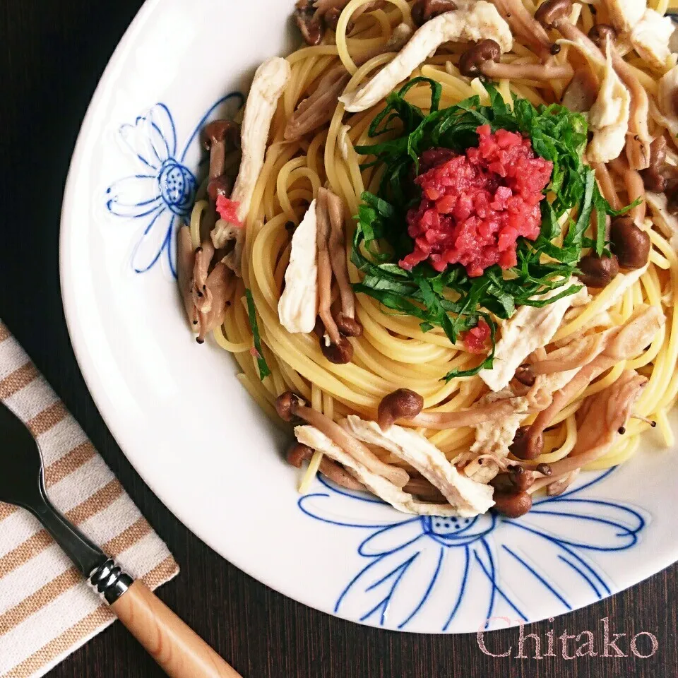 サラダチキンで超簡単♡蒸し鶏としめじの梅パスタ♡|ちたこさん