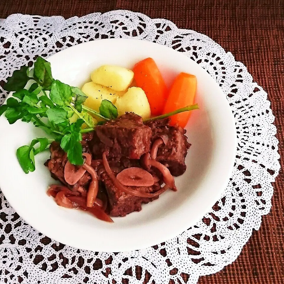 薄切り肉をご馳走に♡柔らか牛肉の赤ワイン煮込み【節約・時短】|ちたこさん