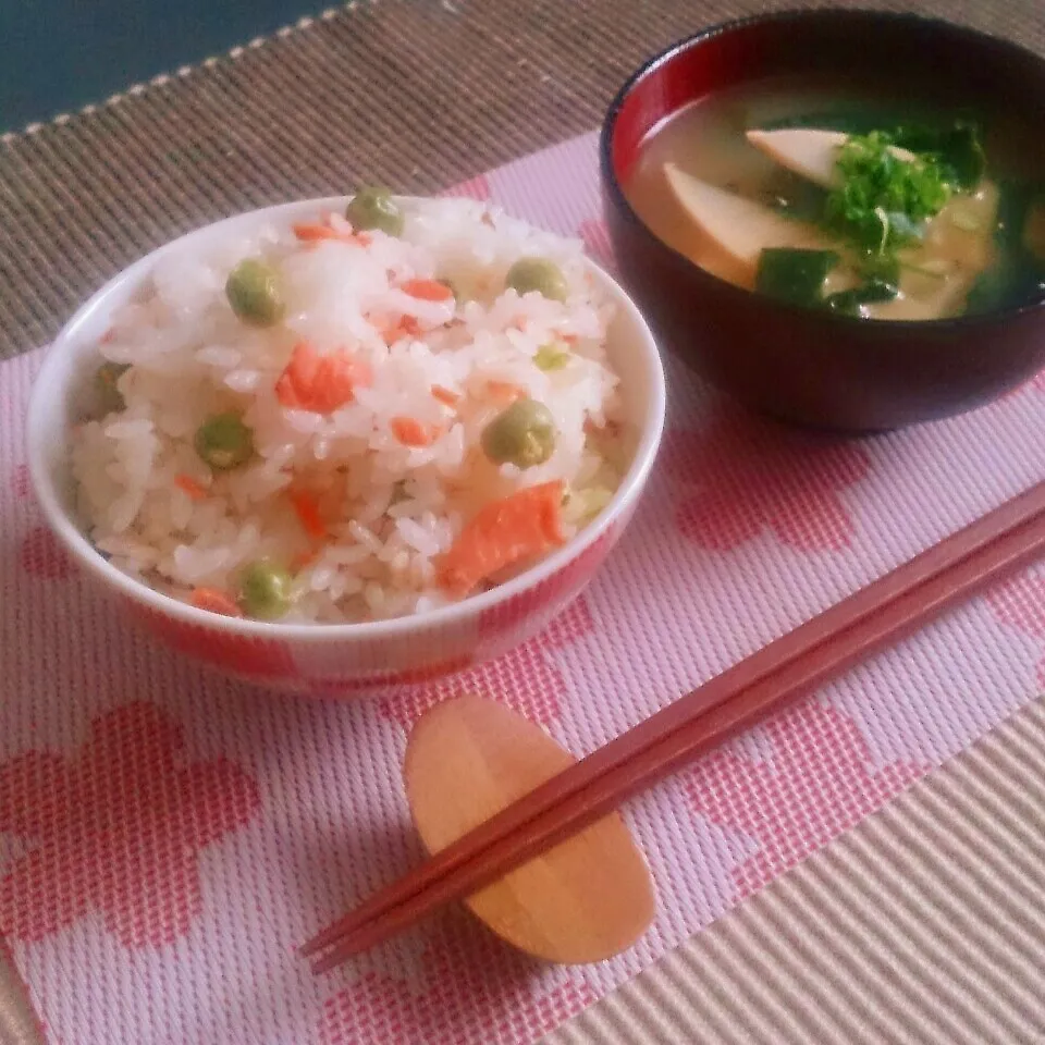 作業３分♡鮭とグリーンピースの春色炊き込みご飯♡【豆ご飯】|ちたこさん