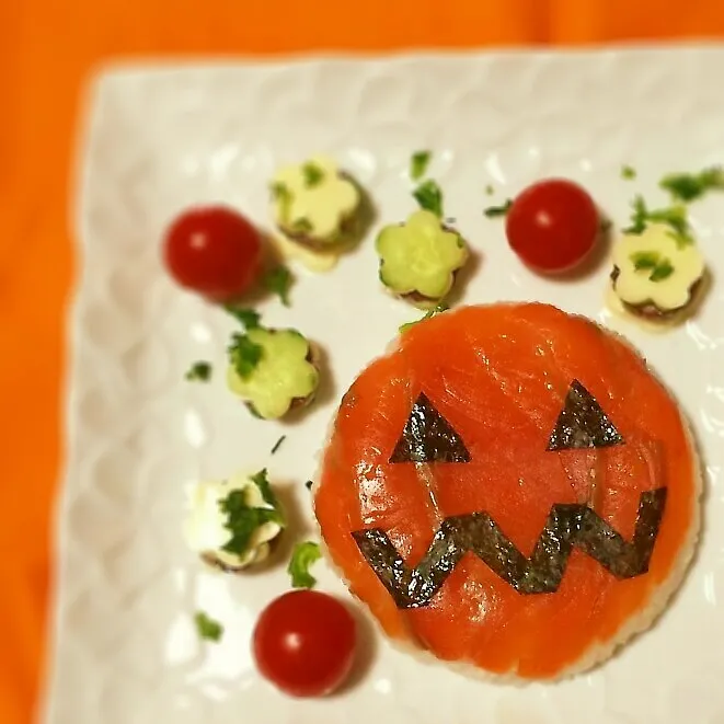 Snapdishの料理写真:ハロウィン＊スモークサーモンの押し寿司でジャックオランタン|ちたこさん