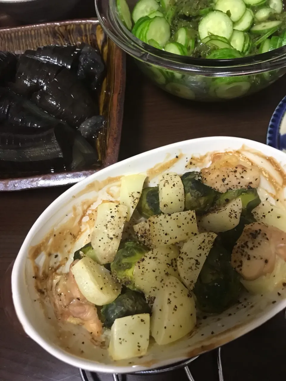 Snapdishの料理写真:12月3日晩ご飯。鶏肉と芽キャベツのグリル、茄子の煮浸し、めかぶ酢。|あやさん