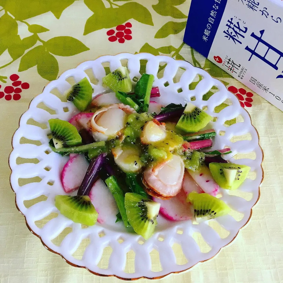 Snapdishの料理写真:蕪とホタテのサラダ🥗甘酒キウイソースがけ|ぷうさんさん