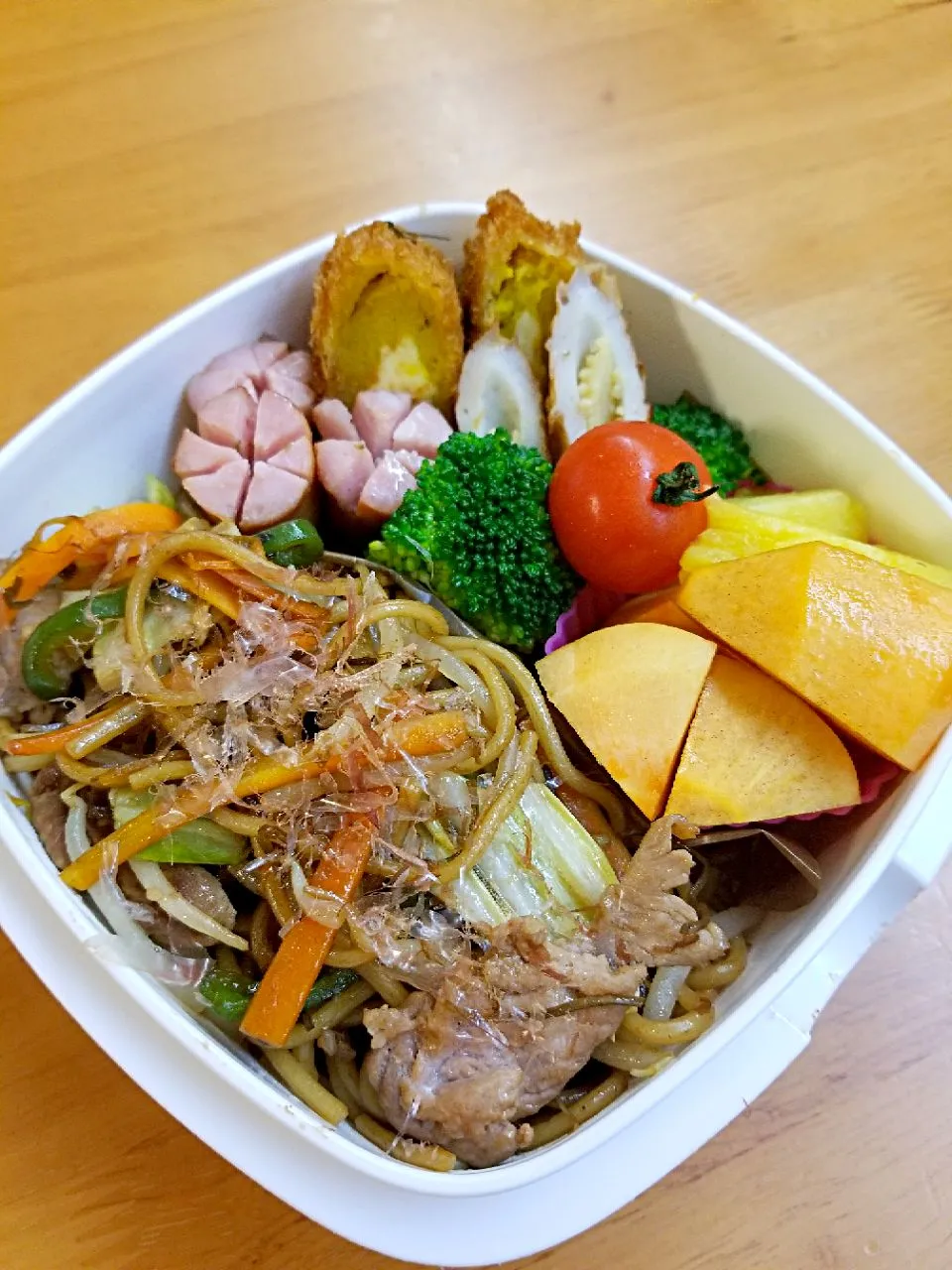 12月4日　焼きそば弁当　チーズ入りカボチャコロッケ　ちくわヤングコーン焼き　柿　パイナップル|あけみさん