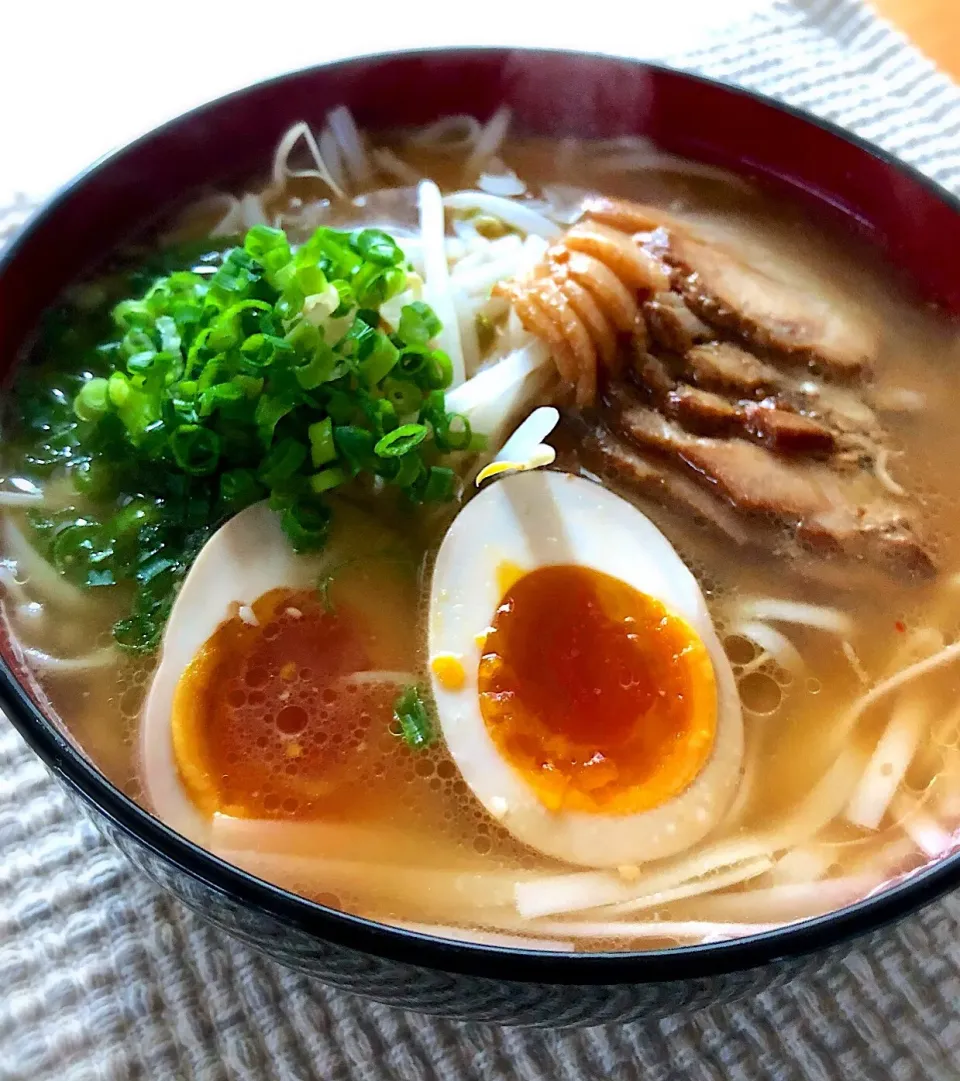 Snapdishの料理写真:朝ごはんを食べよう👏糖質0麺ともやしたっぷり味噌ラーメン🍜|あしゃぱんさん